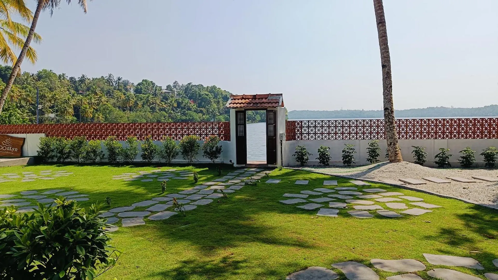 Woodlyn Homestay & Boating Mundrothuruth