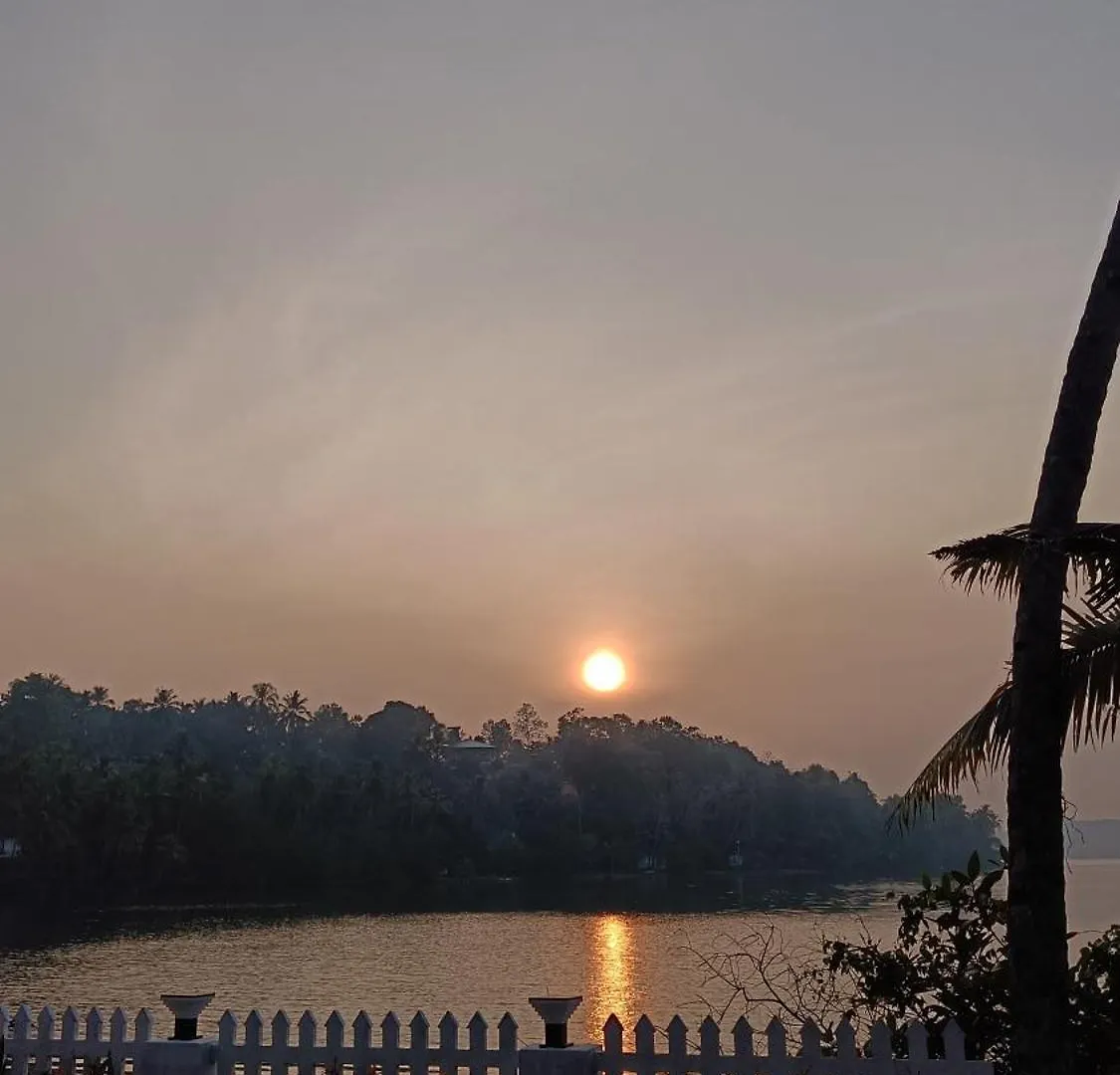 Woodlyn Homestay & Boating Mundrothuruth