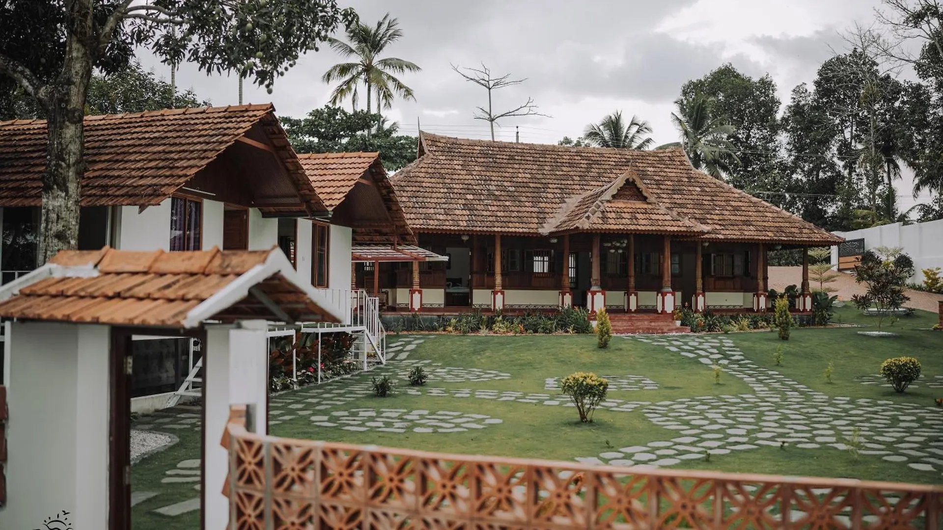 Woodlyn Homestay & Boating Mundrothuruth
