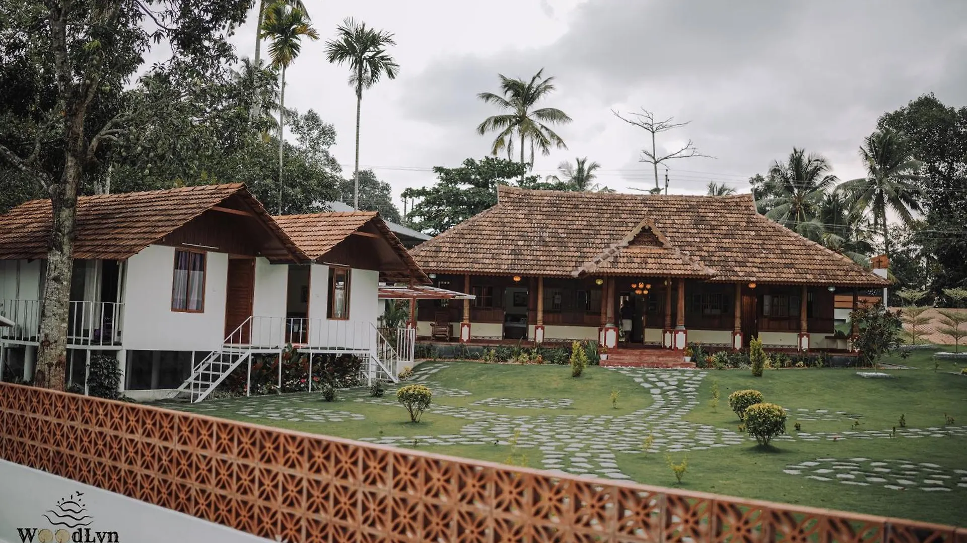 Woodlyn Homestay & Boating Mundrothuruth