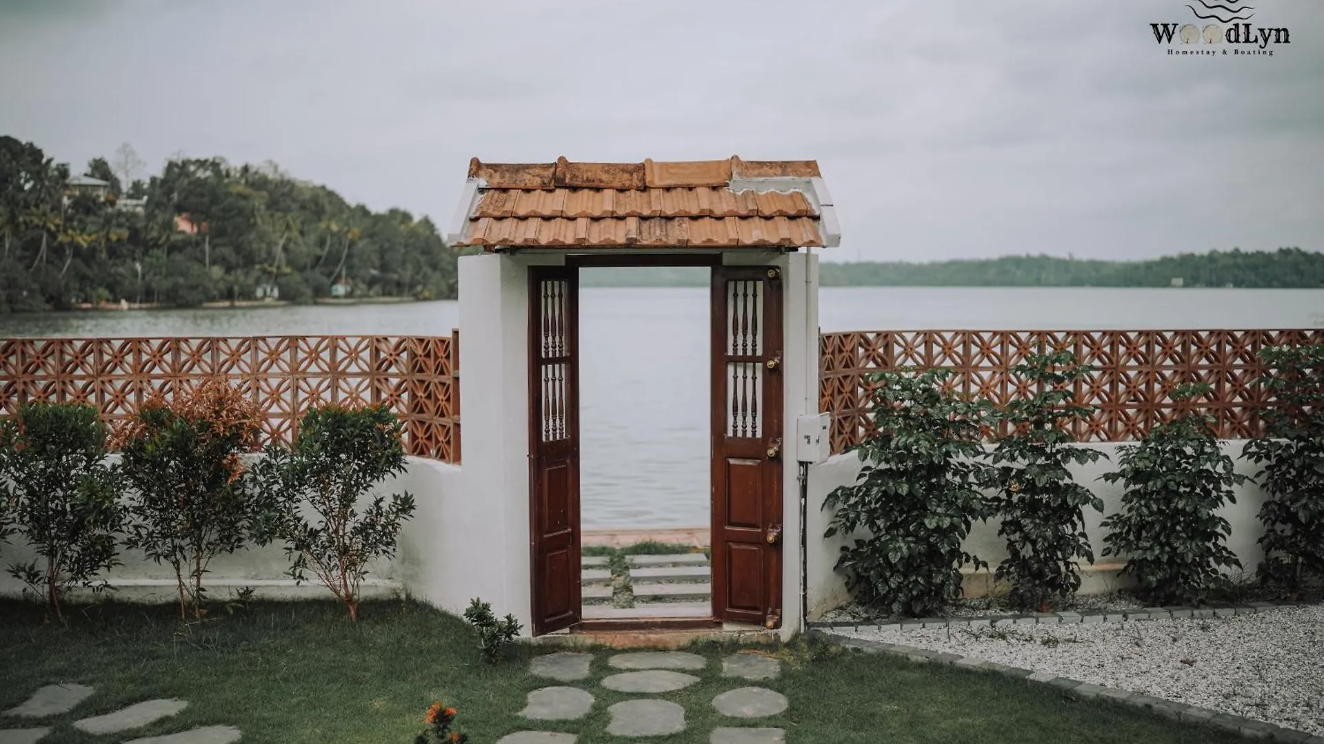 Woodlyn Homestay & Boating Mundrothuruth