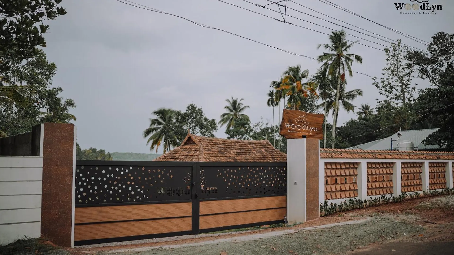 Woodlyn Homestay & Boating Mundrothuruth India